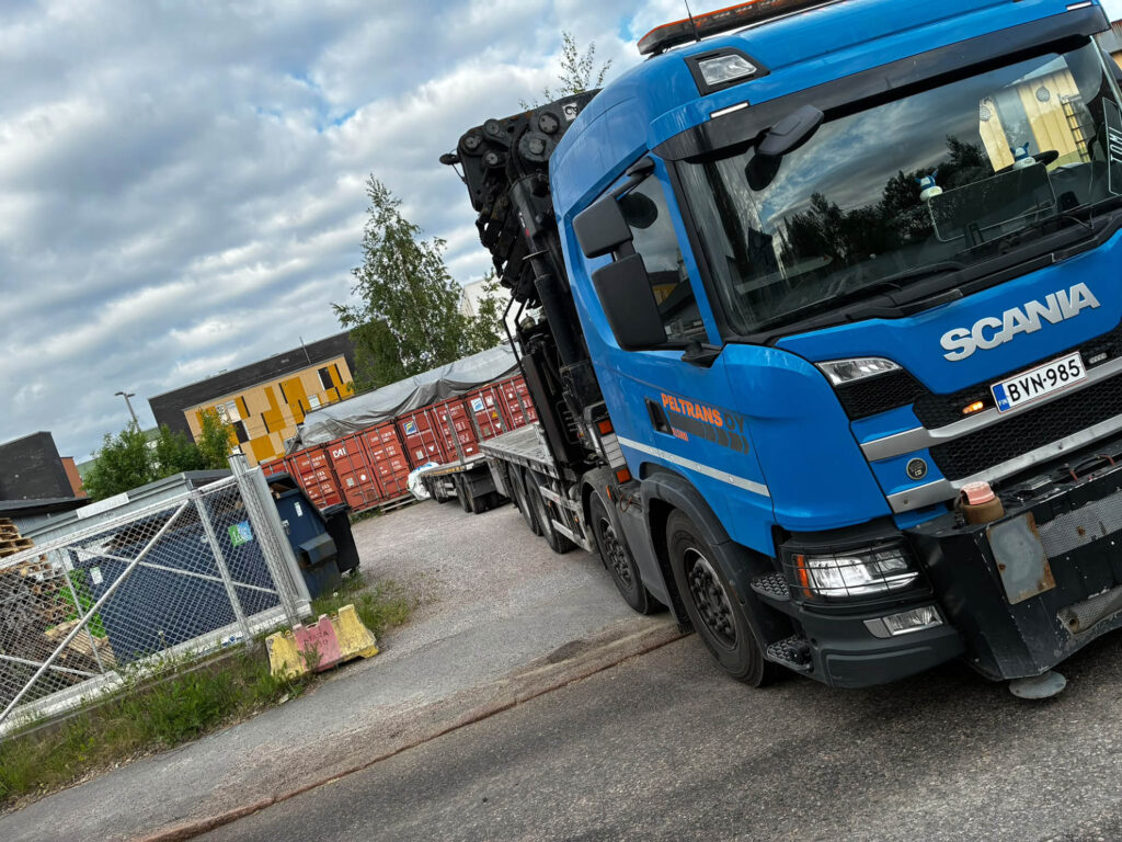 Peltrans rakennusmateriaalien kuljetus rakennustyomaalla.
