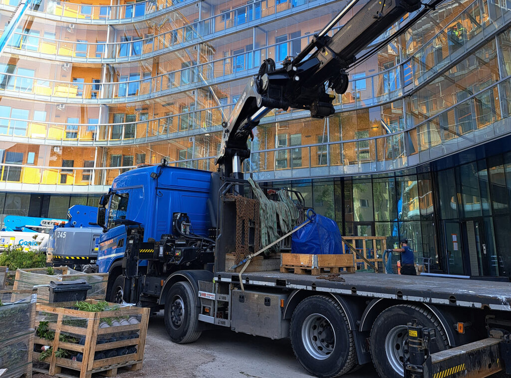 Peltransin nosturiauto nostamassa rakennusmateriaaleja työmaalla Uudellamaalla.