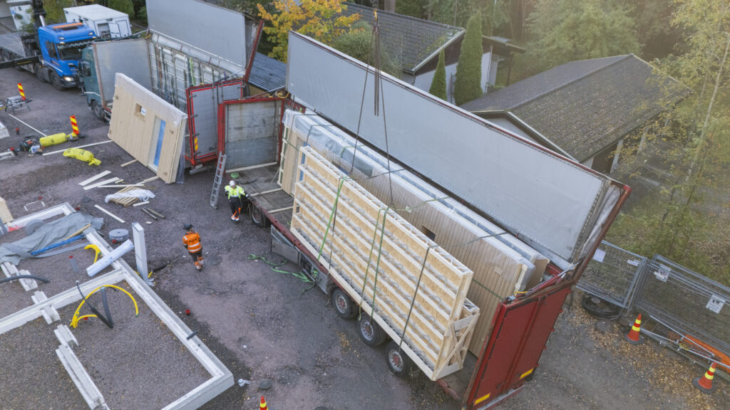 Omakotitalon seinäelementtejä kuljetettuna Espoon työmaalle Peltrans Oy:n nostokeikkaa varten.