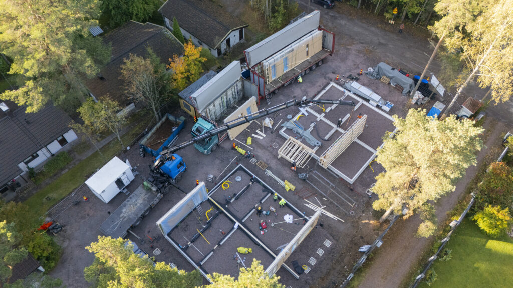 Peltrans Oy:n nosturiauto nostaa seinäelementtiä paikoilleen omakotitalotyömaalla Espoossa.