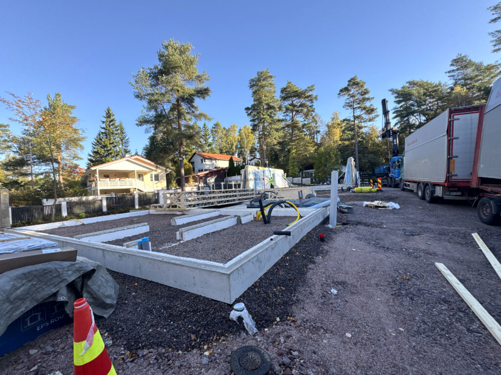 Omakotitalon perustukset ja elementtikuorma ennen Peltransin elementtinostojen alkua Espoossa.