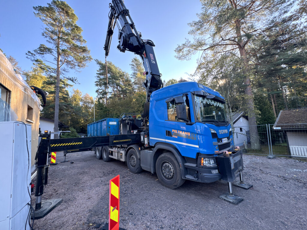 Peltrans Oy:n nosturiauto valmiina elementtinostoon omakotitalotyömaalla Espoossa.