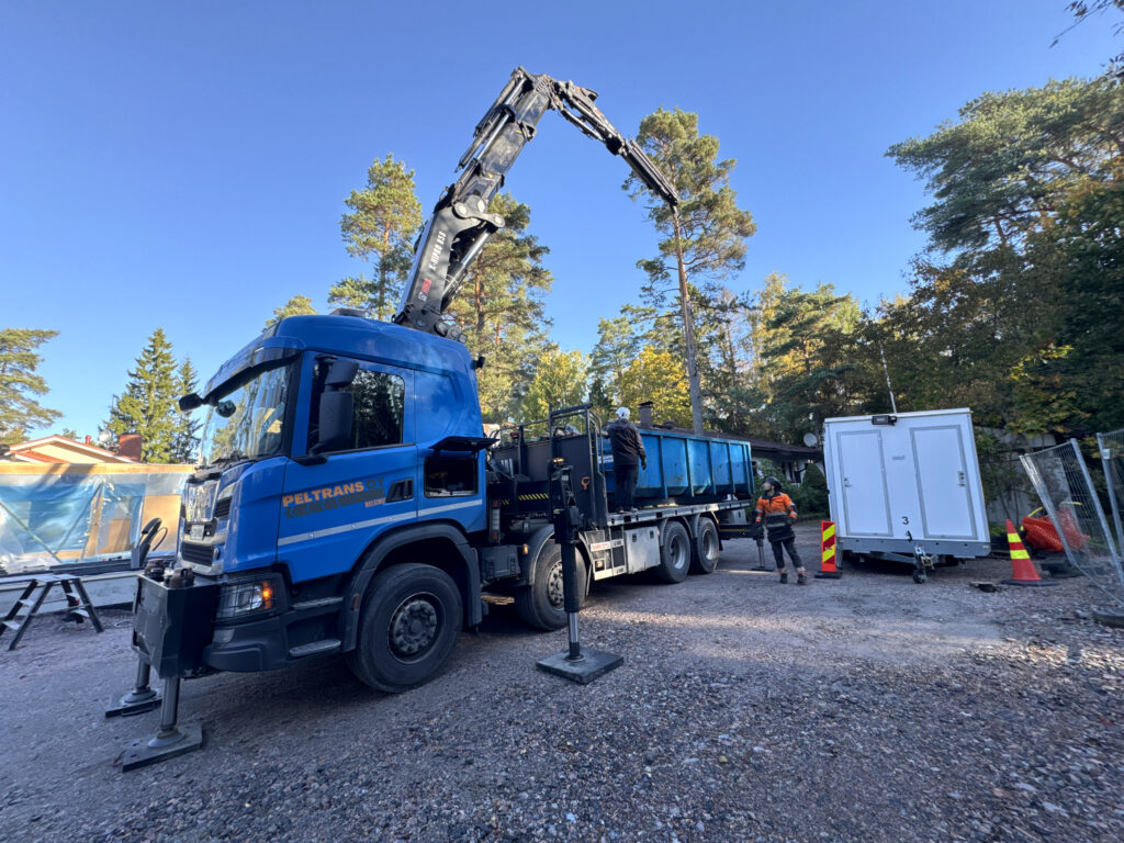 Peltrans Oy:n nosturiauto valmiina elementtinostoon omakotitalotyömaalla Espoossa.