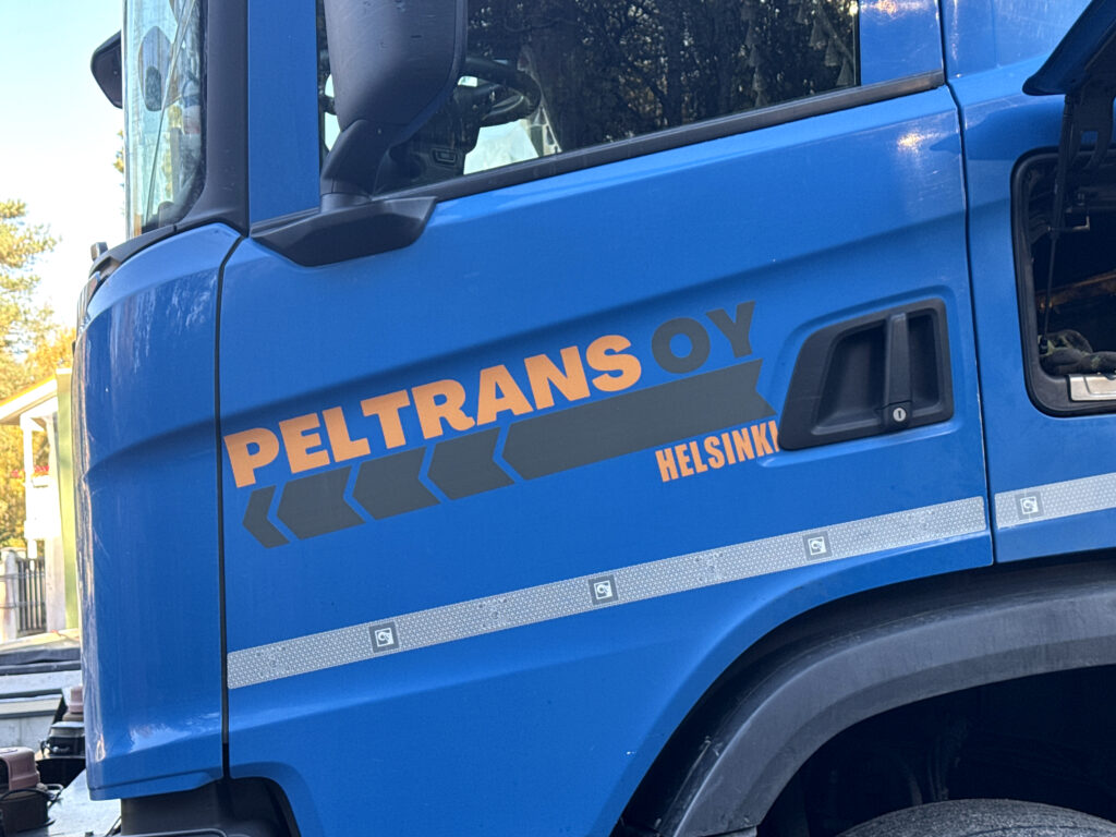 Peltrans Oy:n sininen nosturiauto Espoon omakotitalon elementtinostotyömaalla.