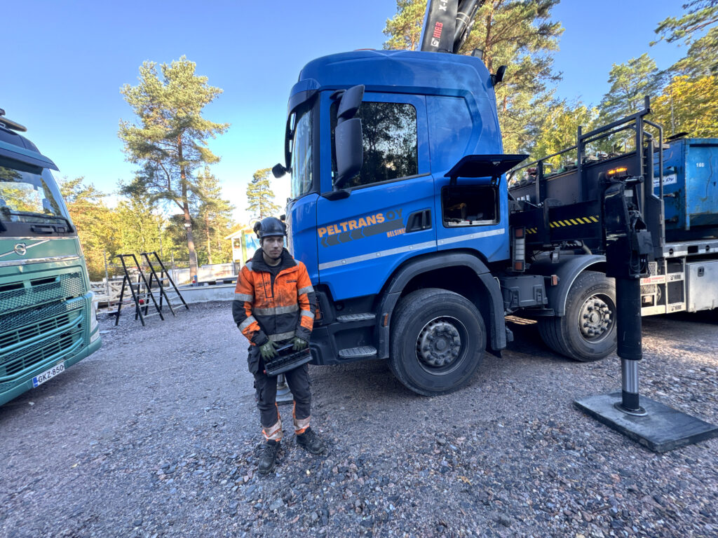 Peltransin Tomi Rodas nosturiauton vieressä omakotitalon elementtinostotyömaalla Espoossa.