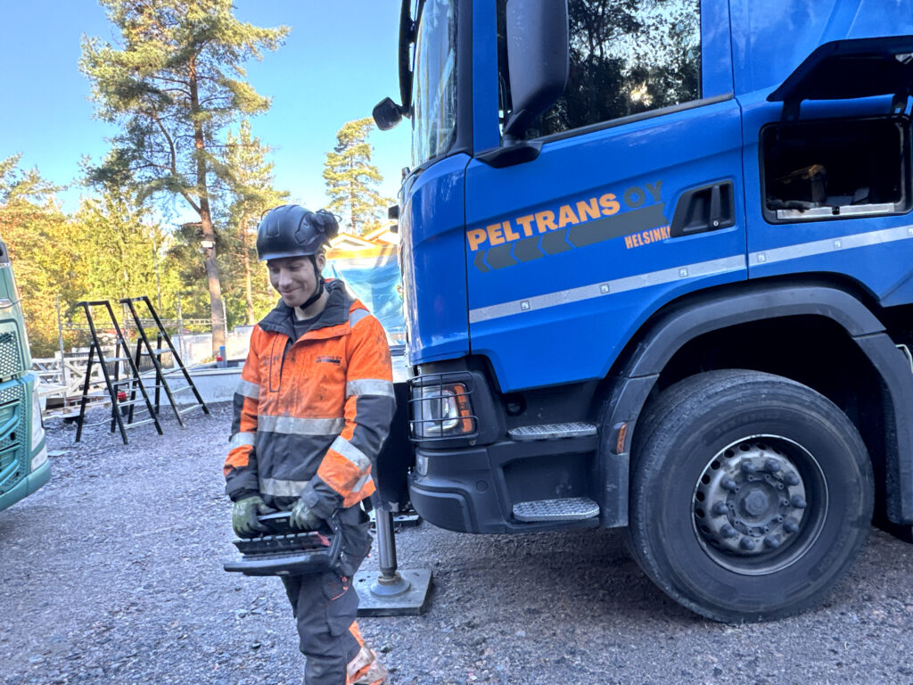Peltransin Tomi Rodas nosturiauton vieressä omakotitalon elementtinostotyömaalla Espoossa.